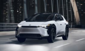 Кроссовер Toyota bZ4X обзавёлся новой «затемнённой» версией и ощутимо подешевел