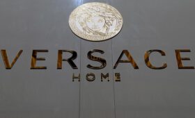 Il Sole 24 сообщило о возможной покупке Versace группой Prada